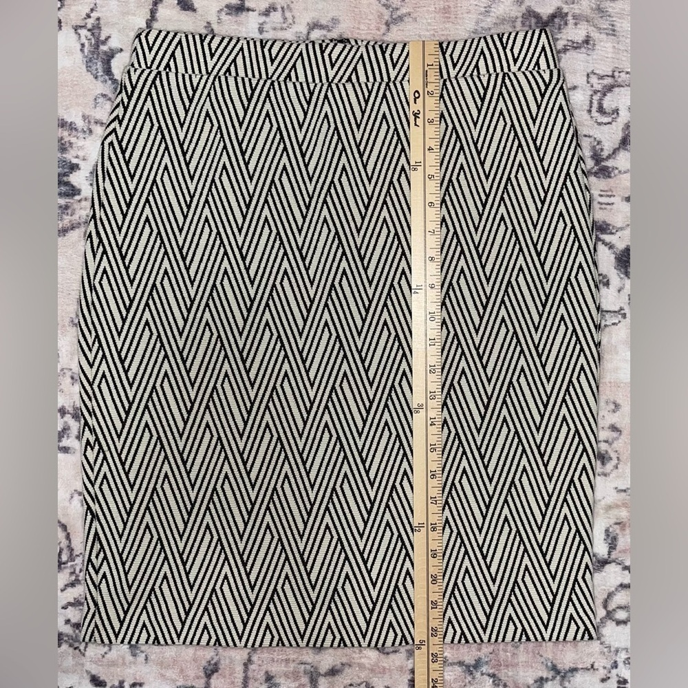 Banana Republic Zigzag Stretch Pencil Skirt Black and White Geometric Size 8 - Picture 2 of 7